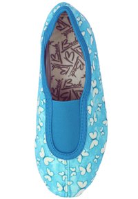 Hellblaue Slippers mit einem Schmetterlingsmuster, elastischem Rand am Einstieg und einer strukturierten Innensohle mit dezentem Markenlogo.