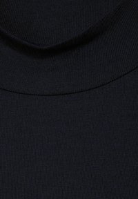 Nästintill mörkblå stickad tröja i närbild, med en slät textur och en bred, rund halsringning med subtil ribbning längs kanterna.