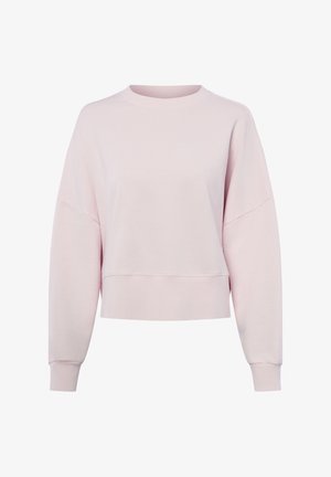 Lichtroze longsleeve trui met ronde hals, verzonken schouders en geribbelde boorden aan mouwen en zoom, getoond op een witte achtergrond.