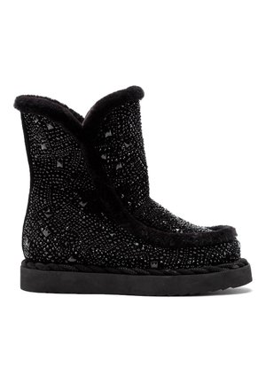 Schwarze Winterstiefel bis zur Mitte der Wade mit strukturierter Sohle, verziert mit kleinen schwarzen Nieten und mit weichem schwarzem Fell entlang der Oberkante und der vorderen Naht.