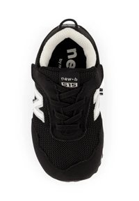 Scarpa atletica nera con tomaia in mesh, accenti bianchi e lacci. Presenta una punta arrotondata e un interno imbottito per il comfort. Modello 515.