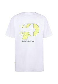 Tricou alb din bumbac cu un design grafic în galben și negru, având textul "Petrol Industries" și forme geometrice pe spate.