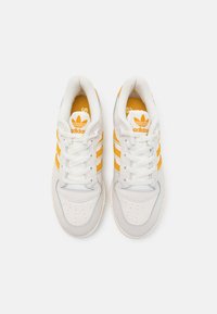 adidas Originals RIVALRY UNISEX - Tenisky - cloud white/preloved yellow/easy yellow