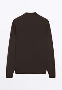 Brauner Langarmpullover mit rundem Halsausschnitt, glatter Textur und enganliegenden Bündchen. Einfaches Design ohne sichtbare Muster oder Akzente.