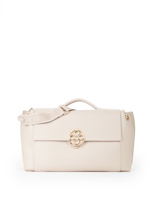 Borsa a mano in pelle color crema con manico superiore, tracolla regolabile e fermaglio floreale circolare dorato sulla pattina anteriore.