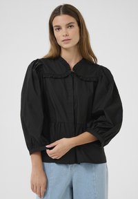 Zwarte blouse met een gerimpelde kraag en ballonmouwen, met een knoopsluiting aan de voorkant en een geraffineerde taille, gemaakt van lichtgewicht stof.