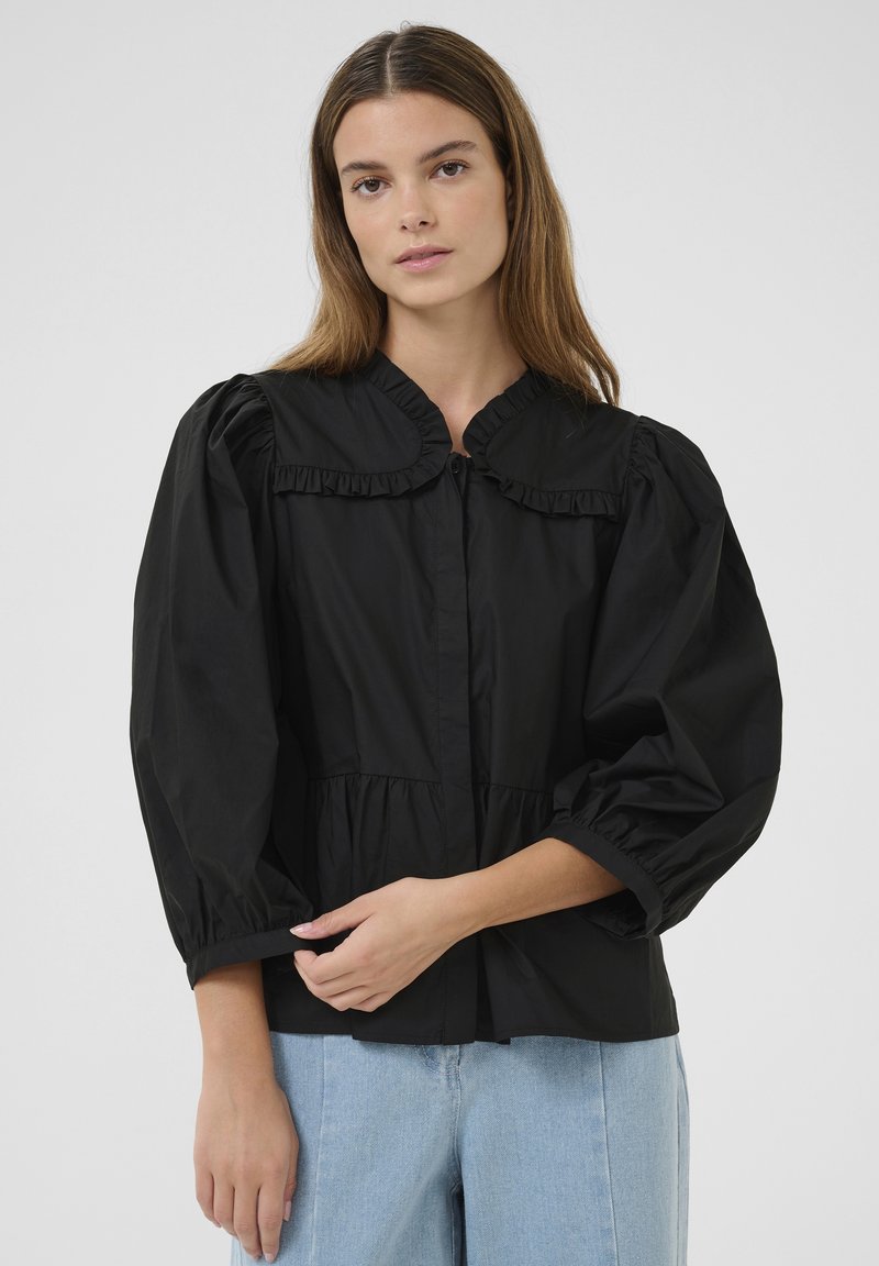 Zwarte blouse met een gerimpelde kraag en ballonmouwen, met een knoopsluiting aan de voorkant en een geraffineerde taille, gemaakt van lichtgewicht stof.