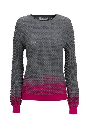Pull en tricot gris avec un motif texturé, présentant des accents roses à l'ourlet et aux poignets. Encolure ronde et manches longues.