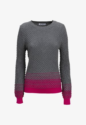 Pull en tricot gris avec un motif texturé, présentant des accents roses à l'ourlet et aux poignets. Encolure ronde et manches longues.