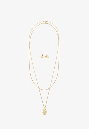 Gouden gelaagde ketting met een hamsa hand hanger en bijpassende drop oorbellen met oogmotieven, een gladde textuur en delicate kettingen.