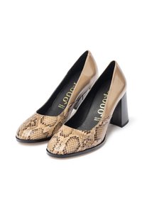 Décolleté in pelle verniciata beige con stampa a serpente sulla punta. Tacco a blocco e texture liscia. Interno foderato con marchio visibile.