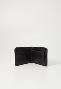 Cartera de cuero negra, diseño bifold, con múltiples ranuras para tarjetas y un compartimento lateral para monedas o tarjetas adicionales. Textura suave.