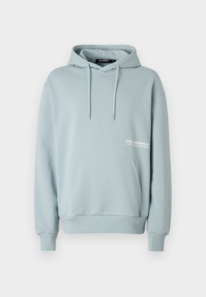 Hele sinine kapuutsiga pusa, mis on valmistatud pehmest kangast, millel on känguru tasku, nööriga kapuuts ja valge logo tekst rinnal.