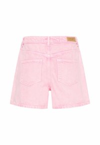 Short en jean rose clair avec deux poches arrière et une petite étiquette de marque en cuir à la ceinture, vu de dos.