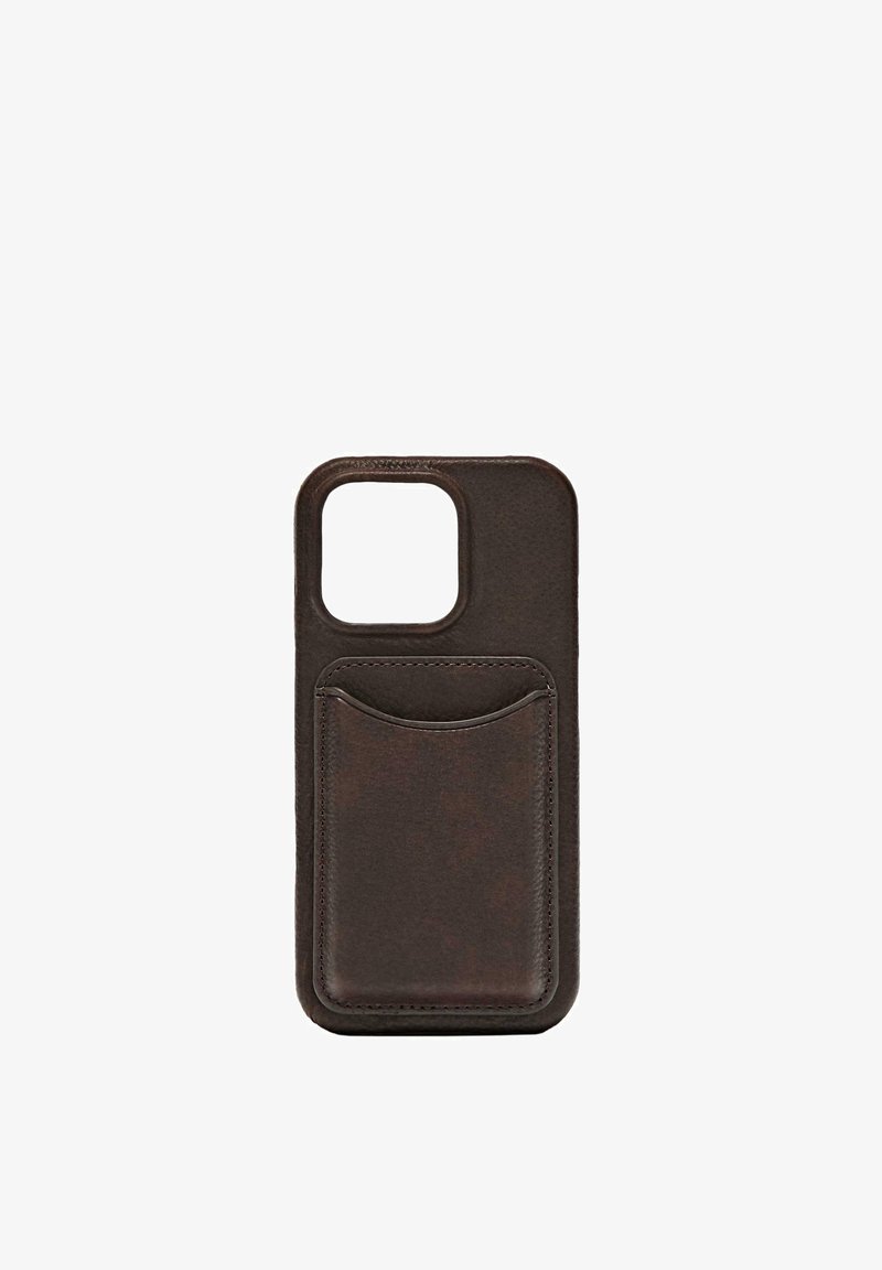 Étui de téléphone en cuir marron foncé avec poche porte-cartes à l'arrière, doté d'une découpe pour l'appareil photo d'un smartphone.