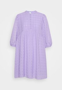 Fliederfarbenes Kleid mit rundem Halsausschnitt, langen puffärmeln und einer knöpfbaren Front mit strukturiertem Karomuster.