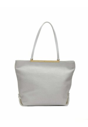 Borsa tote bianca con una superficie texturizzata, manici in pelle liscia e un accento in metallo tono oro nella parte superiore. Design spazioso e moderno.