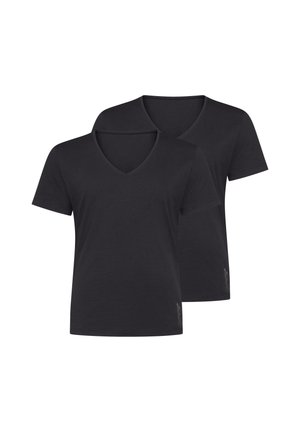 Zwei schlichte schwarze Kurzarm-V-Neck-T-Shirts, eines leicht hinter dem anderen auf einem weißen Hintergrund gelegt.