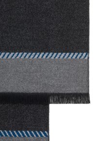 Węgierski szalik z węgla z szarym poziomym pasem i niebieskim paskowanym wzorem, z frędzlami na brzegach dla dodania tekstury.
