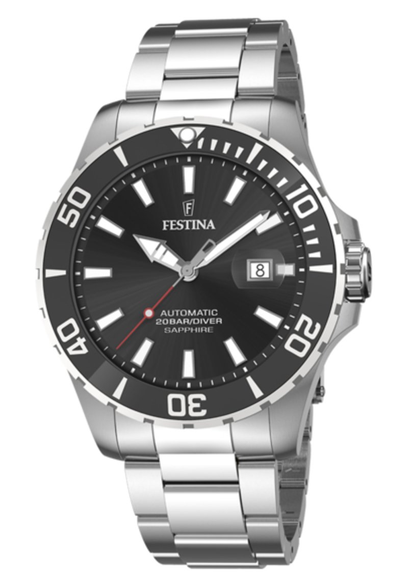 Stainless steel sat s crnim brojčanikom, svjetlucavim oznakama sati i crvenim naglascima. Ima prozor za datum i safirno staklo. Vodootpornost do 20 bara.