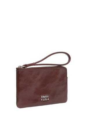 Bolso de muñeca de cuero marrón con logo plateado "BIMBA Y LOLA" y correa para la muñeca, cierre de cremallera en la parte superior, textura suave.