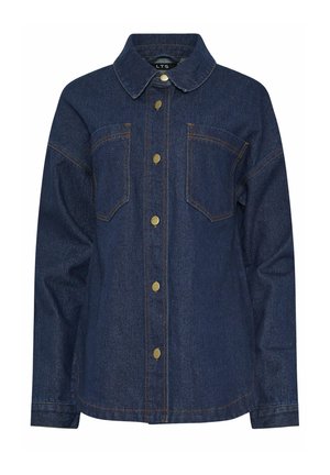 Ciemnoniebieska kurtka jeansowa z długimi rękawami, zapinana z przodu na zatrzaski, z ostrym kołnierzem i dwoma kieszeniami na piersi z naszywkami oraz pomarańczowym przeszyciem.