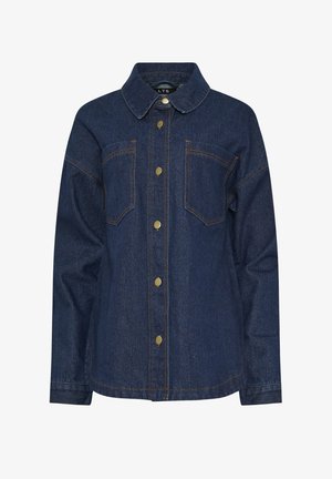 Ciemnoniebieska kurtka jeansowa z długimi rękawami, zapinana z przodu na zatrzaski, z ostrym kołnierzem i dwoma kieszeniami na piersi z naszywkami oraz pomarańczowym przeszyciem.