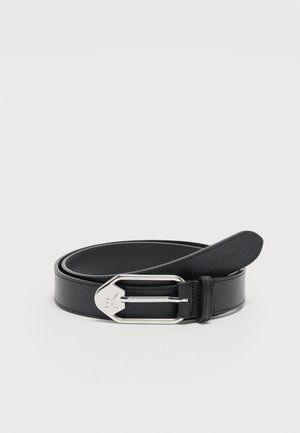 Cinturón de cuero negro enrollado con hebilla rectangular plateada que presenta un logotipo grabado sobre un fondo blanco liso.