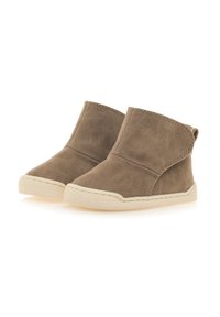 Stivaletti alla caviglia in suede marrone con un design semplice, caratterizzati da una texture morbida, suola in gomma beige e dettagli cuciti lungo i bordi.
