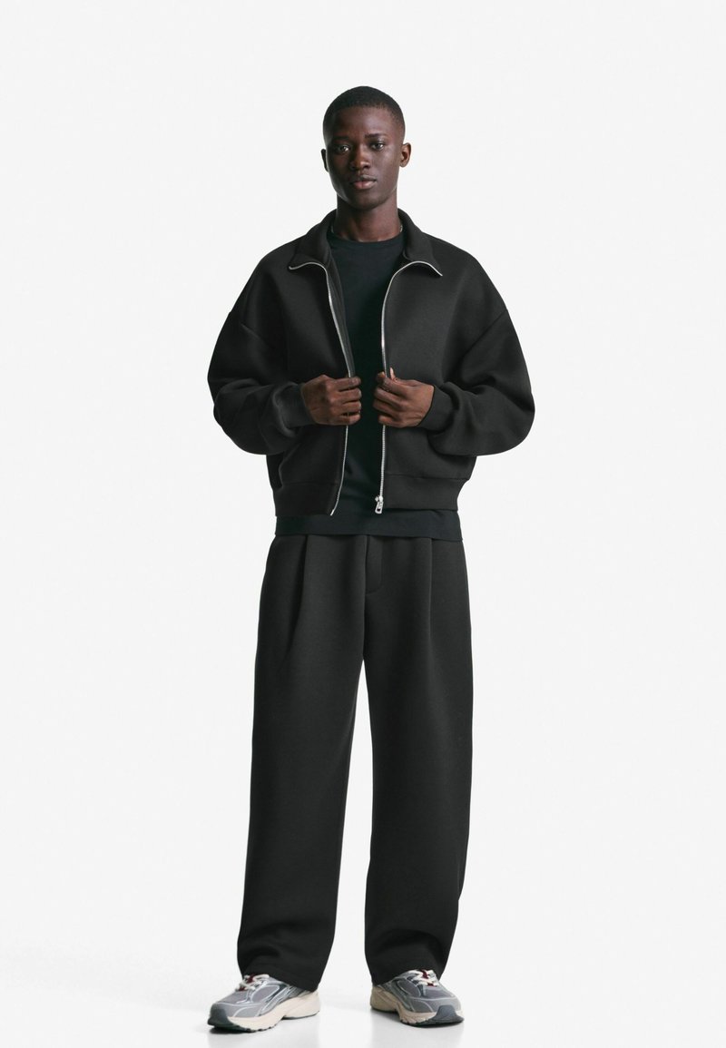 Bershka DARTED TECHNICAL Pantaloni sportivi black/nero