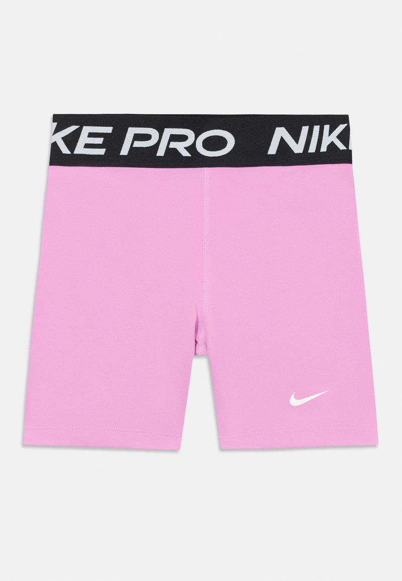 Roze Nike Pro-shorts met een zwarte tailleband, voorzien van witte "NIKE PRO" tekst, een gladde textuur en een klein wit Nike-logo aan de voorkant.