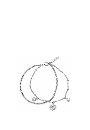 Zwei filigrane silberne Kettenarmbänder, eines mit einem Blumenanhänger und zwei kleinen runden Kristallanhängern, verbunden durch einen Karabinerverschluss.