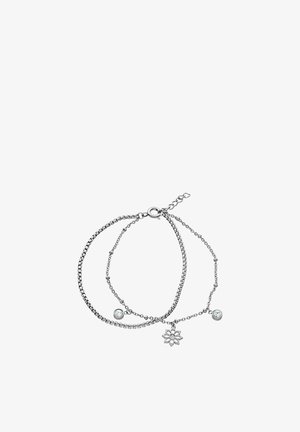 Zwei filigrane silberne Kettenarmbänder, eines mit einem Blumenanhänger und zwei kleinen runden Kristallanhängern, verbunden durch einen Karabinerverschluss.