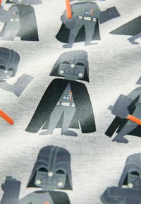 Grauer Stoff mit Cartoon-artigen Darth Vader-Figuren in verschiedenen Posen, überwiegend in Schwarz und Dunkelgrau, mit roten Lichtschwertern und Akzenten.