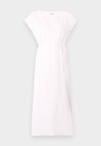Φόρεμα μέσης σε ανοιχτό ροζ χρώμα με V-λαιμόκοψη, δαντέλα στα μανίκια και το λαιμό και λεπτή ζώνη στη μέση σε απλό φόντο.