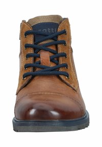 Brązowe skórzane botki za kostkę z zamszowymi akcentami, granatowymi sznurowadłami, okrągłym noskiem i teksturowaną gumową podeszwą. Posiadają wyściełany kołnierz i tonowaną przeszycia.