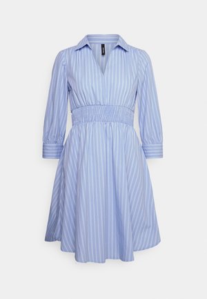 Hellblaues Kleid mit weißen vertikalen Streifen, 3/4-Ärmeln, V-Ausschnitt mit Kragen, elastischem Bund und ausgestelltem Rock.