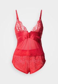 Ensemble de lingerie de nuit en dentelle rouge comprenant un haut transparent avec des bonnets en dentelle, des accents en satin, et un short assorti bordé de dentelle, le tout dans une teinte rouge vibrante.
