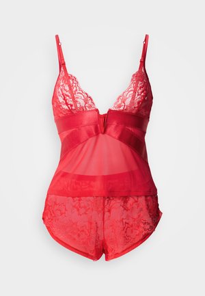Σετ νυχτερινής ένδυσης από κόκκινη δαντέλα με διαφανές τοπ με δαντελωτά μπούστα, σατέν λεπτομέρειες και ταιριαστά σορτς με περιθώριο από δαντέλα, όλα σε ζωντανή κόκκινη απόχρωση.