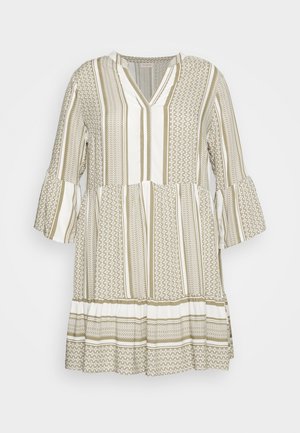 Robe ample à rayures beige et blanche avec motifs mélangés, manches cloche 3/4, décolleté en V et ourlet à volants superposés.