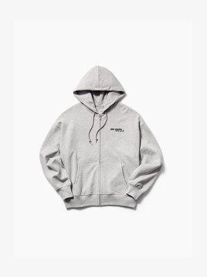 Ανοιχτό γκρι φούτερ με φερμουάρ, μπροστινές θήκες και κουκούλα με κορδόνι, με το κείμενο "gap-awake new york" στο αριστερό στήθος.