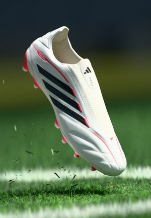 COPA PURE IV LEAGUE LACELESS FIRM GROUND - Scarpe da calcio per terreni duri - metallic/core black/lucid red
