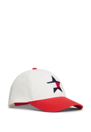 Cappellino da baseball bianco con visiera curva rossa e logo a stella ricamato sul pannello anteriore nei colori nero, bianco e rosso.