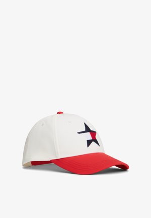 Casquette de baseball blanche avec une visière incurvée rouge et un logo étoile brodé en noir, blanc et rouge sur le panneau avant.