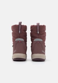 Burgundy téli csizmák ráncolt textil felsőrésszel, szürke kiegészítőkkel, húzófülekkel és mintás gumitalppal. Párnázott boka támogatással rendelkezik.