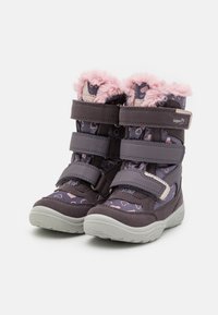 Violetinės ir pilkos batai su širdelių raštais, dirbtiniu pūku, dviem Velcro užsegimais ir tekstūruotais gumos padais, užtikrinančiais sukibimą ir atramą.