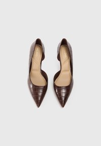 Escarpins en simili cuir crocodile marron avec un design à découpe basse et une semelle intérieure lisse de couleur beige.