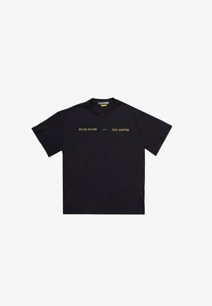 Maglietta nera in cotone con maniche corte, scollatura a girocollo e testo dorato che recita "TANTI CAPI" e "UN GRUPPO" sulla parte anteriore.