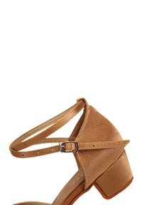 Beżowe buty na obcasie z paskiem wokół kostki, o okrągłym nosku i niskim słupku. Posiadają srebrną klamrę oraz fakturowaną cholewkę.