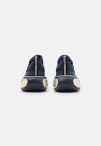 Nike Performance INVINCIBLE 3 - Utcai futócipők - college navy/metallic silver/midnight navy/black/platinum tint
